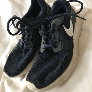 Navy blue Nike men’s running shoes